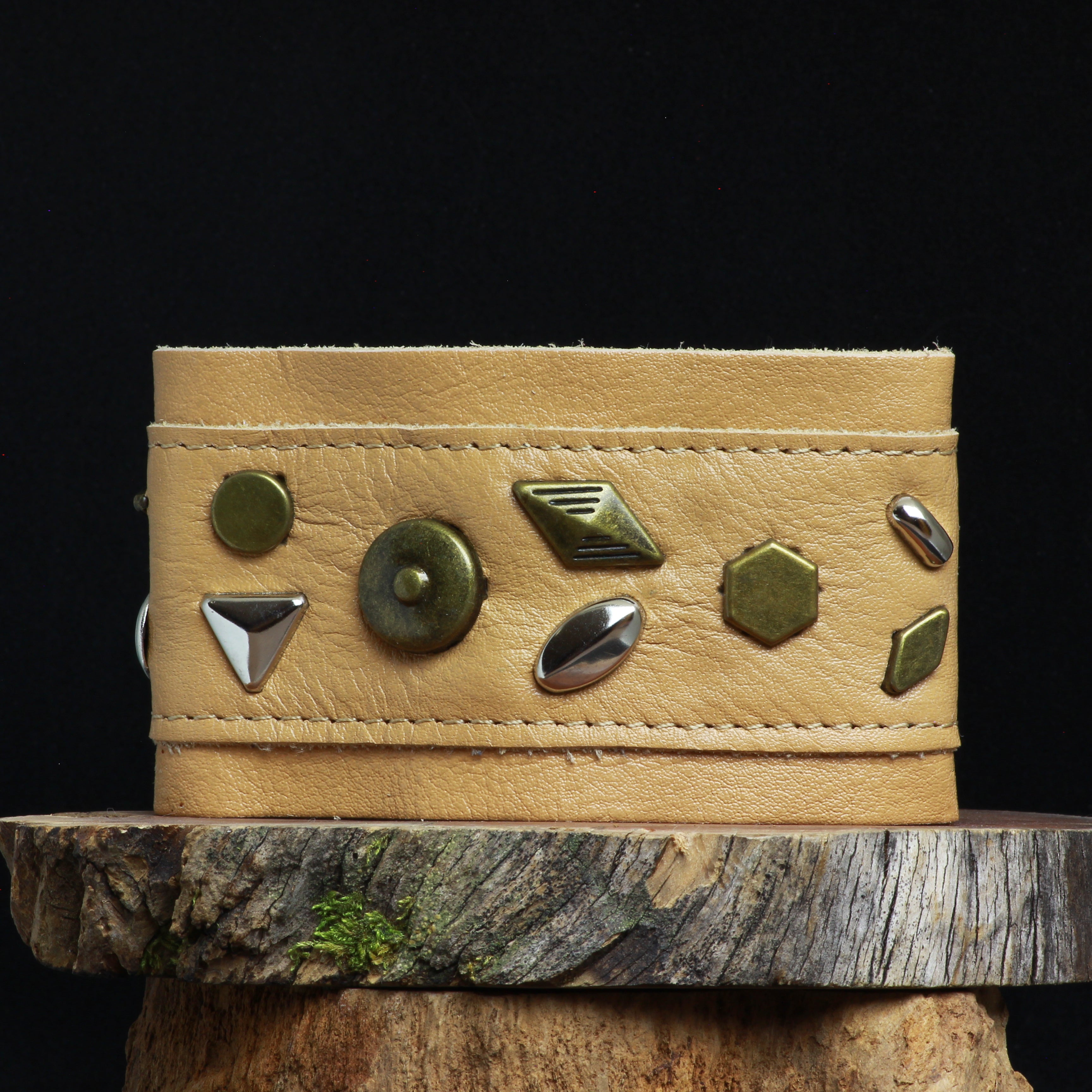 Pulsera cuero beige tachas III