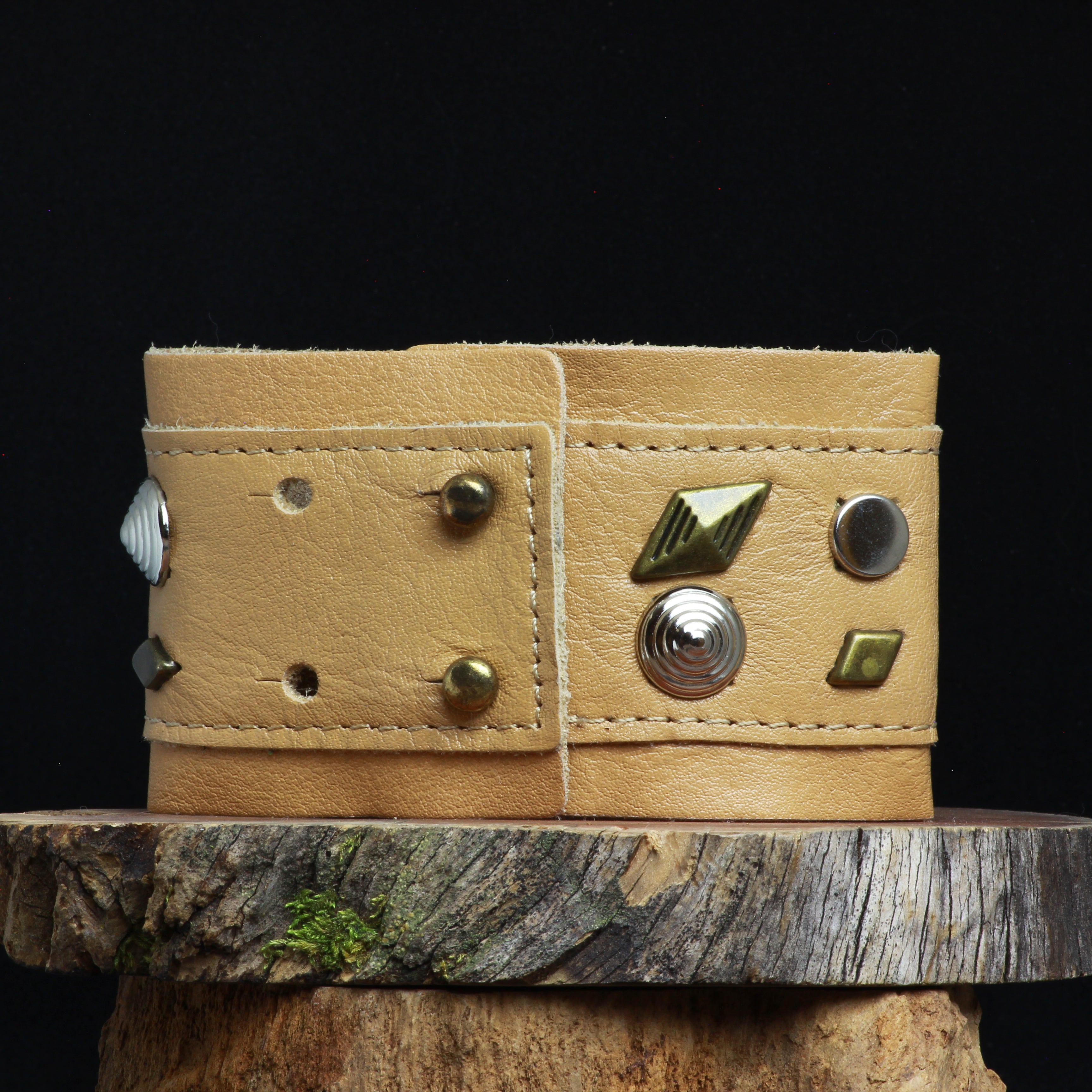 Pulsera cuero beige tachas III